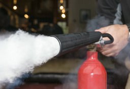 Neue Erkenntnisse beim Löschen mit CO2-Feuerlöschern